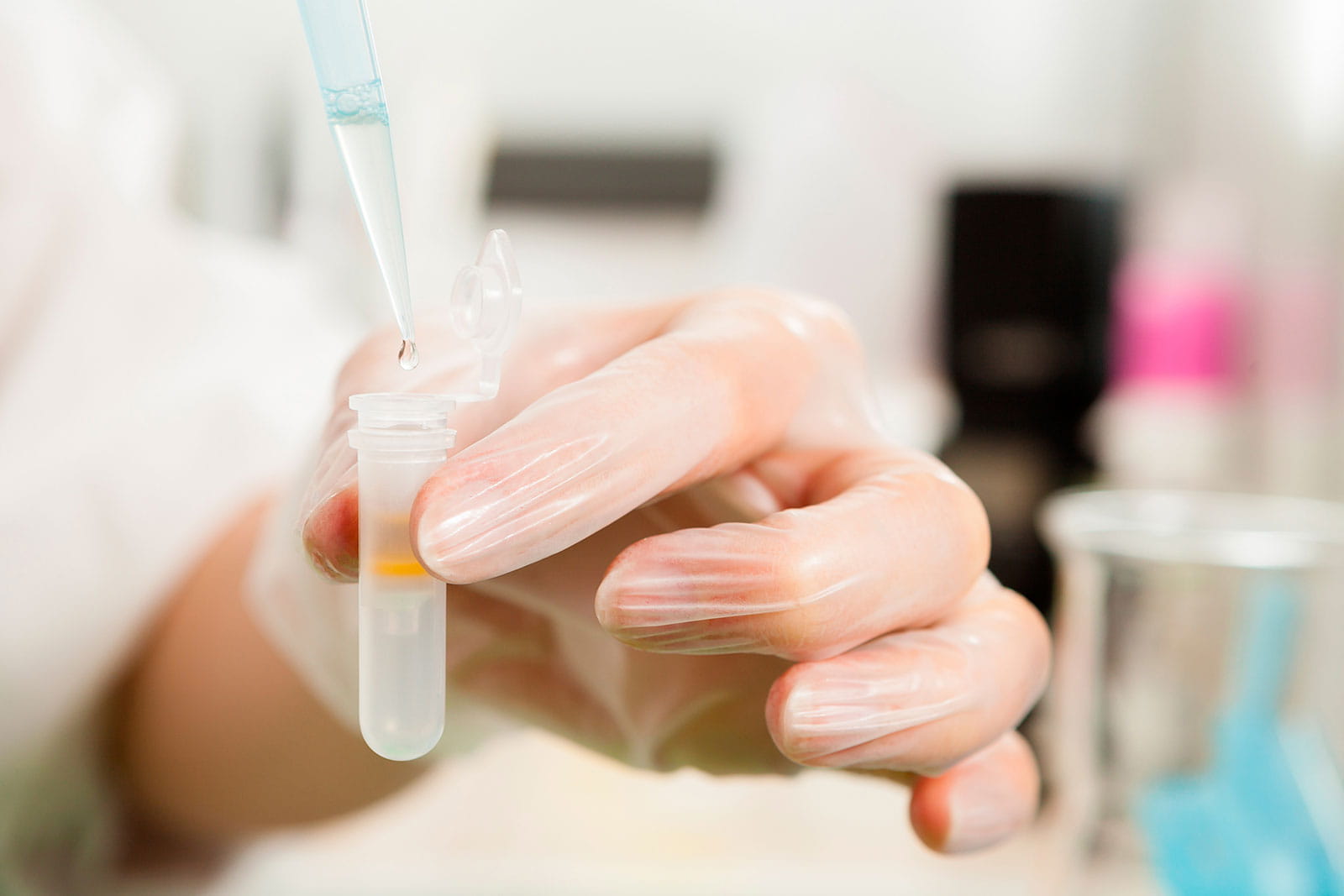 Main tenant une pipette